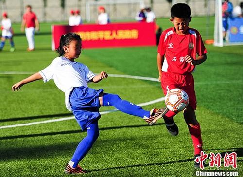 7月25日，辽宁(白)与河北的小队员在场上拼抢。 中新社记者 于海洋 摄