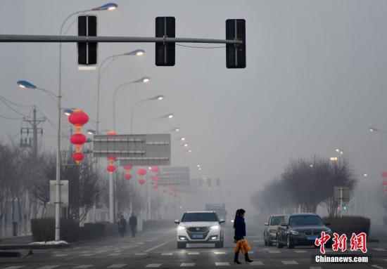 资料图：交通大雾。 <a target='_blank' href='http://www.chinanews.com/'>中新社</a>记者 刘新 摄