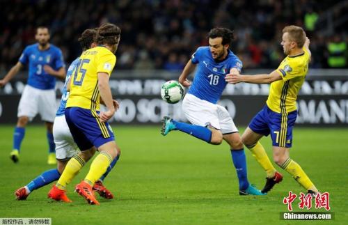 资料图：北京时间2017年11月14日，世界杯预赛附加赛中，意大利队马尔科·帕洛洛带球过人。附加赛中，意大利遇到瑞典，瑞典在主场迎战意大利的比赛中，攻入了唯一进球，拿下了一场极为重要的胜利。