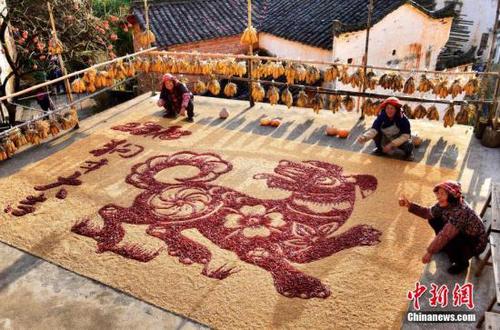 12月31日，2017年最后一天，中国最美乡村江西婺源篁岭“晒秋大妈”又亮绝活，在这辞旧迎新的日子，用丰收的稻谷和辣椒摆出一幅长5.6米、宽4.3米的狗造型，寓意2018“旺到福到”。<a target='_blank' href='http://www.chinanews.com/'>中新社</a>记者 曹加祥 摄