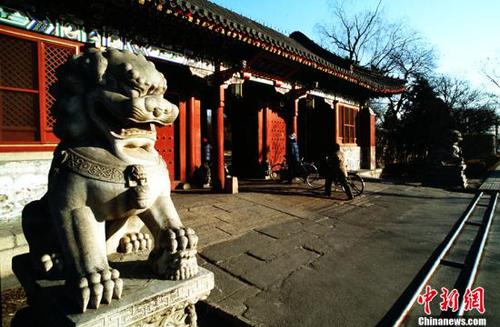 资料图：1985年1月1日拍摄的北京大学校门。 <a target='_blank' href='http://www.chinanews.com/'>中新社</a>发 赵伟 摄 图片来源：CNSphoto