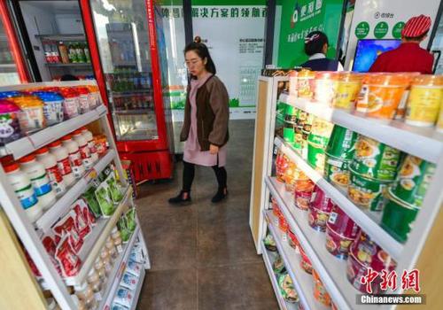 11月23日，新疆乌鲁木齐市一文体创意园区内，已经营了10余天的首家“无人超市”顾客络绎不绝。据介绍，该超市24小时无人值守，是新疆首家“无人超市”。目前经营商品有800多种，主要以日常生活用品零售业务为主。<a target='_blank' href='http://www.chinanews.com/'>中新社</a>记者 刘新 摄