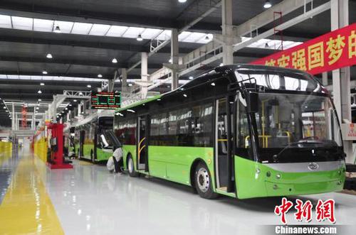 图为广西贵港市华奥新能源汽车有限公司新能源汽车生产作业区。　钟建珊　摄