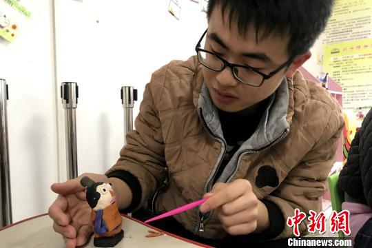 游客学塑兵马俑?！∩挛魇∥奈锞?摄