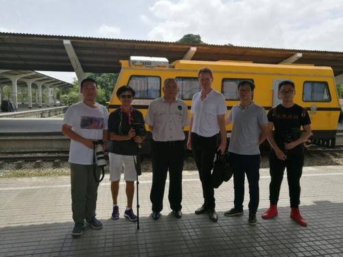 中国侨网摄制组合影。