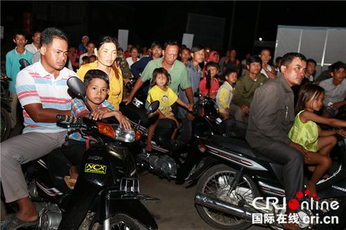 中国侨网“露天电影院——第二届中柬优秀电影巡映”活动走进柬埔寨柴桢省。