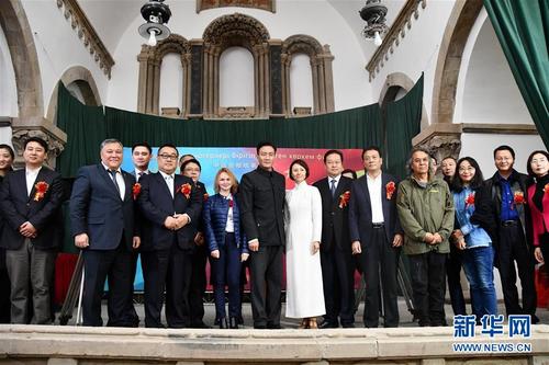 中国侨网这是10月10日在陕西延安拍摄的电影《音乐家》中国部分的开机仪式。当日，首部中国与哈萨克斯坦合拍电影《音乐家》在延安举行中国部分的开机仪式。影片讲述了著名音乐家冼星海与哈萨克斯坦音乐家拜卡达莫夫在战争年代结下深厚情谊的故事。新华社记者高音子摄