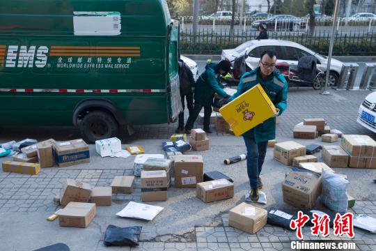山西太原，物流工作人员正在搬运快递?！≌旁?摄
