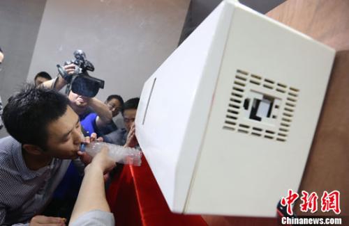 图为南京一家科研单位研发的空气净化器。<a target='_blank' href='http://www.chinanews.com/'>中新社</a>发 泱波 摄