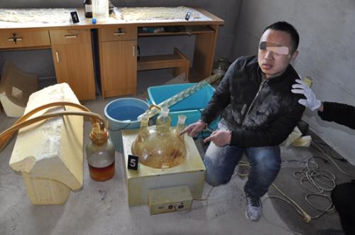 林松在指认现场(警方供图)   林松在指认现场(警方供图)