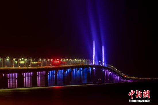 12月31日，港珠澳大桥全线亮灯，标志着全线供电照明系统施工圆满完成，意味着港珠澳大桥主体工程已经具备通车条件。亮灯仪式上，大桥东人工岛四周燃放起壮丽的烟花。图为港珠澳大桥嵌有“中国结”的青州桥亮起了灯光。邓媛雯 摄