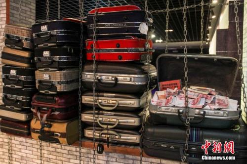 资料图：党员干部在反腐倡廉警示教育基地参观受教。洪坚鹏 摄