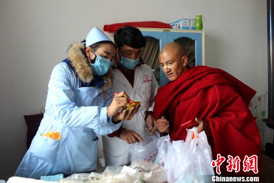 图为医护人员在少数民族地区义诊。(资料图) 谢热 摄