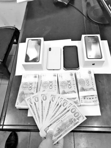 警方收缴的现金和手机通讯员孙逊 摄 点击进入下一页