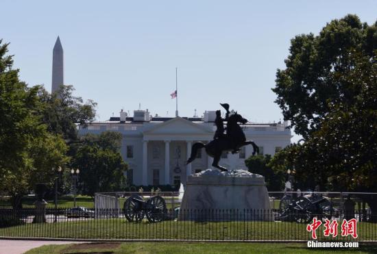 当地时间10月2日，美国白宫为拉斯维加斯枪击事件遇难者降半旗致哀。 <a target='_blank' href='http://www.chinanews.com/'>中新社</a>记者 刁海洋 摄