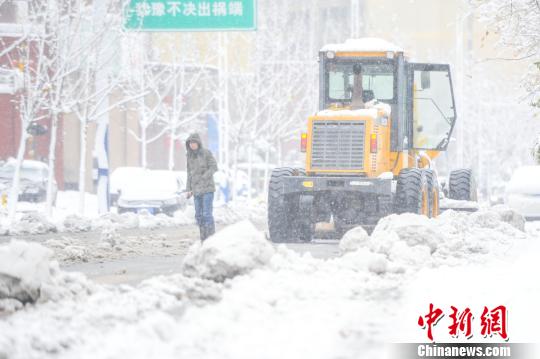 抛锚的铲雪车?！≌沛?摄