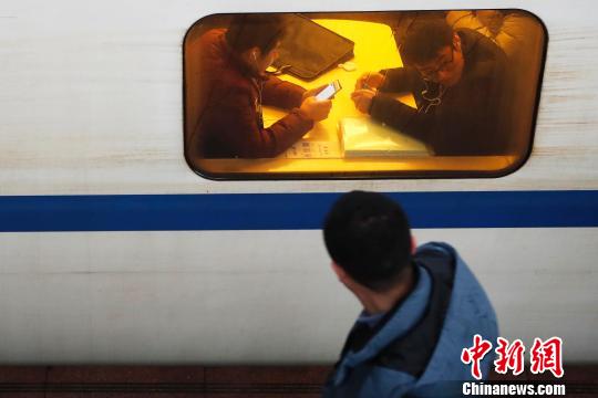 旅客通过铁路前往自己的目的地?！∫罅⑶?摄