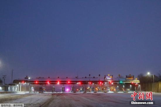 图为因暴雪天气而封闭的纽约高速公路入口。