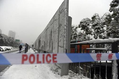 追问合肥公交站台坍塌真相：验收过？谁来担责？