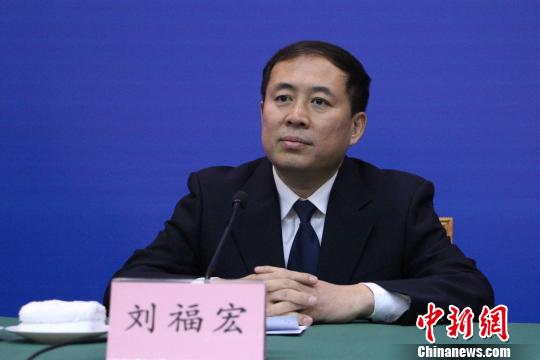 山东省公安厅交通管理局政委刘福宏介绍公安交警部门治理货车超限超载工作情况。　梁犇 摄