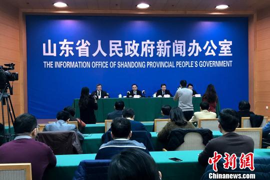 1月5日，山东省政府召开新闻发布会，通报该省整治公路货车违法超限超载工作情况。　　　梁犇 摄