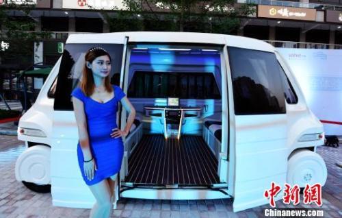 资料图：无人驾驶智能车“大白”?！≈芎庖?摄