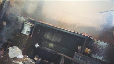 　　1月7日中午，河间市黎民居乡窦庄村一黑作坊内，摆放着两口大锅，高约两米，直径一米左右。黑作坊老板说，这一锅能煮800来斤。