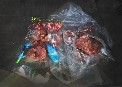 　一名黑作坊老板带了两袋“驴肉”给记者看货，左边一袋为冷冻马肉，右边一袋实为猪肉。