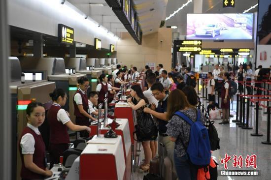 资料图：旅客办理登机手续。 陈超 摄