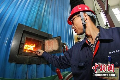 资料图：供暖工启动，各燃煤供热站开始点火烘炉。中新社发 唐克 摄