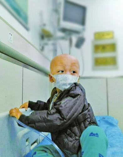 患有神经母细胞瘤的小梓昂在病房等待医生小梓昂在医院输液 受访者供图 点击进入下一页