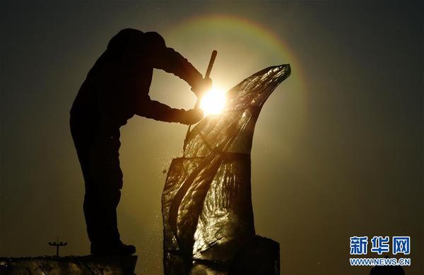 参赛的冰雕选手在进行作品创作（1月6日摄）。