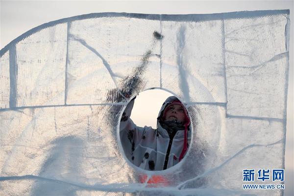参赛的冰雕选手在进行作品创作（1月7日摄）。2
