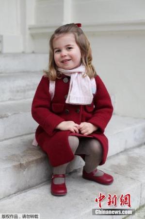 当地时间2018年1月8日，英国夏洛特小公主(Princess Charlotte)拍幼儿园入学首日照，一身小淑女LOOK的她尽显皇家气质，坐在台阶上凹造型，可爱满分。