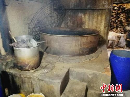 河北河间驴肉黑作坊探访：窝点隐蔽设备布满油污