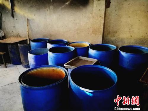 多个泔水桶堆放在一起，气味格外刺鼻?！±钕?摄