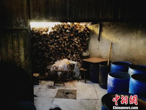 用作燃料的木材堆积在一起。　李晓伟 摄