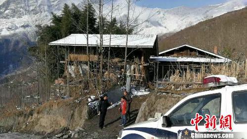 图为民警到村民家为老黄牛抽取血样。平武警方提供