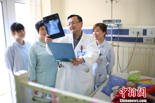 上海医学专家成功救治极复杂“双反心脏”患儿