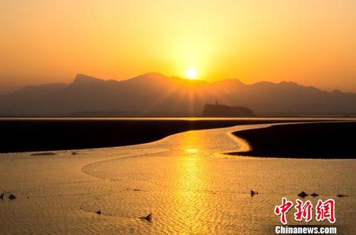在夕阳余晖的映照下鄱阳湖呈现出一幅美丽的冬日画卷?！「到ū?摄