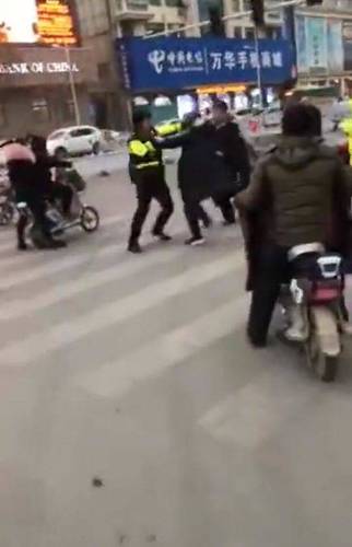 河南兰考奥迪姐殴打踢伤辅警 其父也被举报违纪