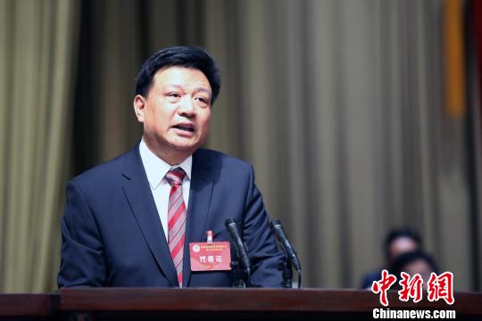 1月10日，青海省文学艺术界联合会第八次代表大会在西宁召开。图为青海省文学艺术界联合会党组书记班果大会报告?！÷拊婆?摄