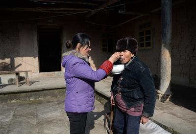 儿媳放弃上万月薪回乡照顾患老年痴呆症的公公