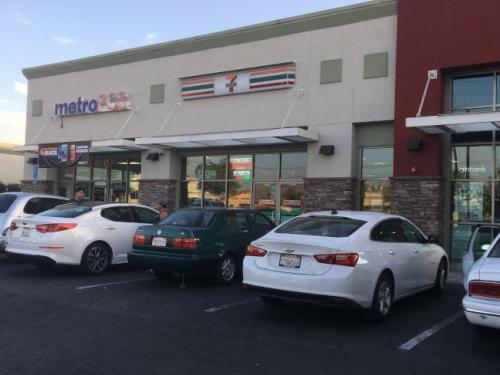 移民局突检连锁超商，展开雇用盘查。(美国《世界日报》记者启铬／摄影)