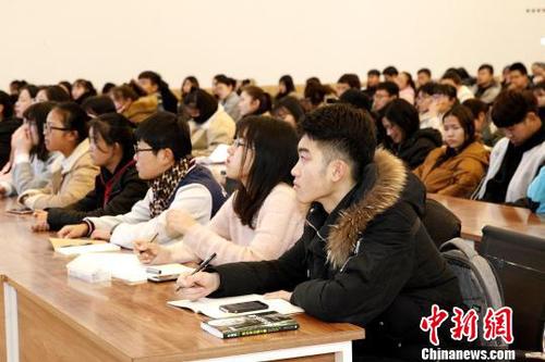 图为青海师范大学学生听特殊的党课——《可可西里坚守精神》?！≌盘砀?摄