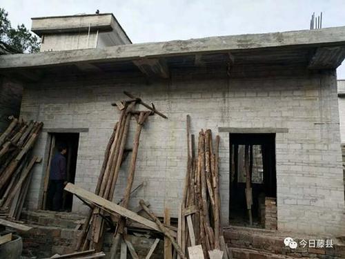 贫困户脱贫后举牌上街 领完免费猪苗还想领母牛