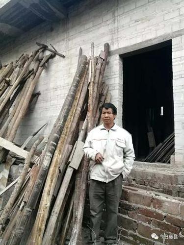 贫困户脱贫后举牌上街 领完免费猪苗还想领母牛