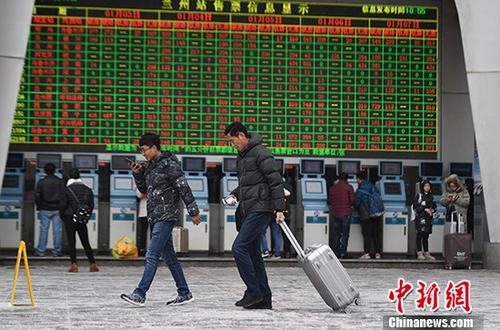 1月3日，2018年春运首日火车票正式开售，旅客在兰州火车站购票出行。 <a target='_blank' href='http://www.chinanews.com/'>中新社</a>记者 杨艳敏 摄
