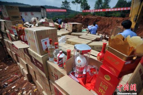 资料图：昆明警方集中销毁一批假冒伪劣商品，包括1千多箱假冒“茅台”。<a target='_blank' href='http://www.chinanews.com/'>中新社</a>发 任东 摄