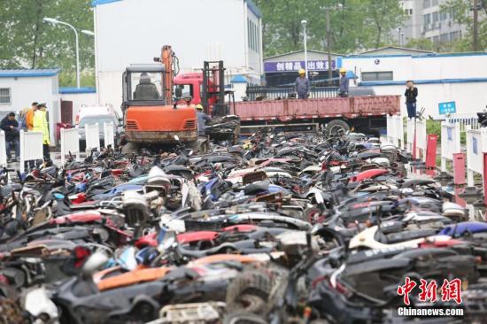 上海一违法车辆停车场内举行集中销毁行动。 <a target='_blank' href='http://www.chinanews.com/'>中新社</a>记者 张亨伟 摄 点击进入下一页